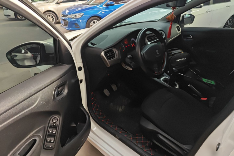 标致301 2016款 1.6L 手动舒适版中控内饰20