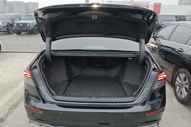 本田 雅阁 2025款 运动系列 260TURBO 尊贵版机舱底盘23