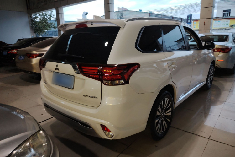 三菱 欧蓝德 2021款 改款 2.0L 两驱畅享版 5座车身外观7