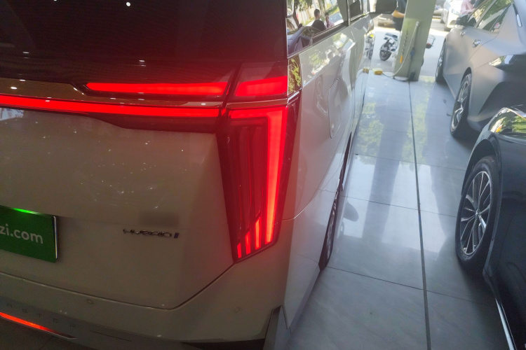 广汽传祺 传祺M8 2023款 宗师系列 双擎 御尊版车身外观9