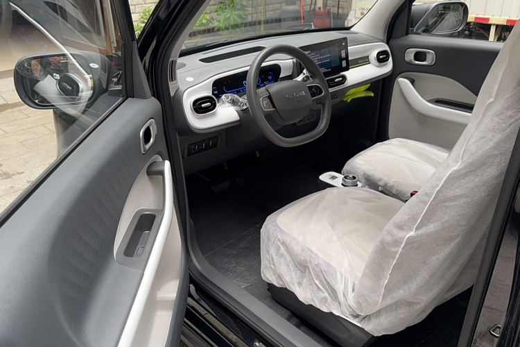 吉利汽车 2025款 210km 熊猫卡丁中控内饰7002