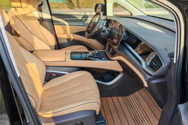 腾势D9 2024款 DM-i 980 四驱尊贵型中控内饰7004