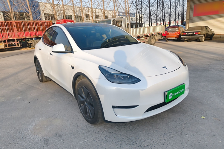 特斯拉 Model Y 2023款 长续航全轮驱动版车身外观3