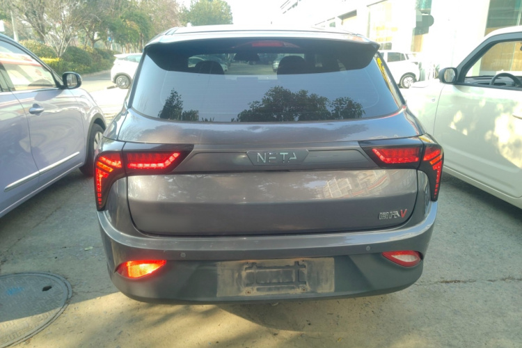 哪吒汽车 哪吒V 2022款 潮 300 Lite 磷酸铁锂车身外观6