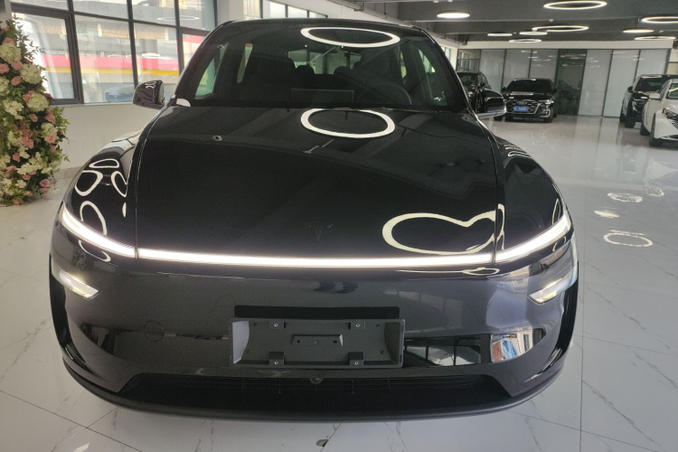 特斯拉 Model Y L 2025款 长续航全轮驱动版车身外观2