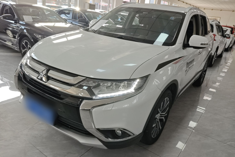 三菱 欧蓝德 2016款 2.4L 四驱精英版 5座车身外观1