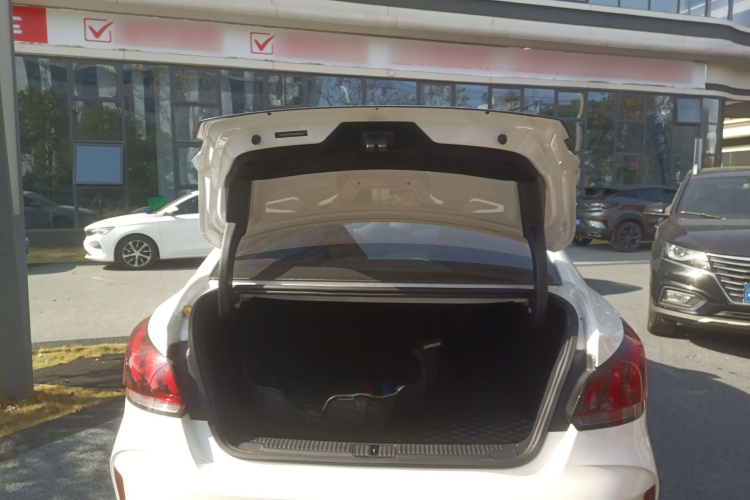 名爵 MG5 2023款 180DVVT CVT风尚版机舱底盘23