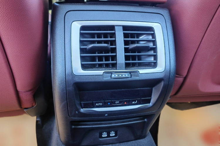 宝马iX3 2023款 创领型中控内饰7011