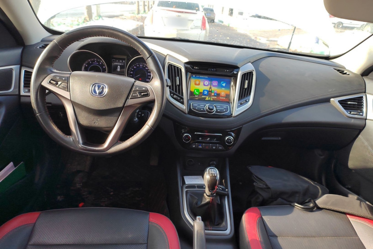 长安 逸动 2016款 XT 1.6L 手动俊酷型中控内饰12