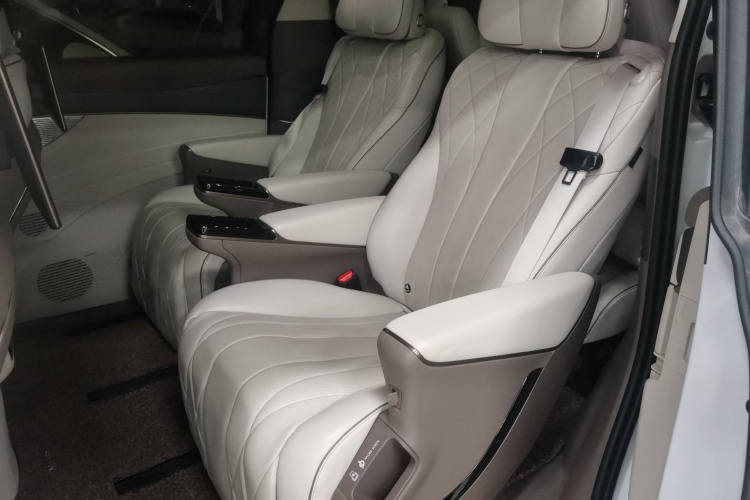 腾势D9 2022款 DM-i 970 四驱旗舰型中控内饰21