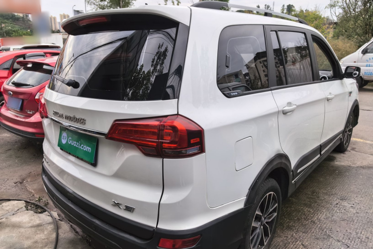 SWM斯威汽车 SWM斯威X3 2021款 1.5L 手动舒适型 7座车身外观7
