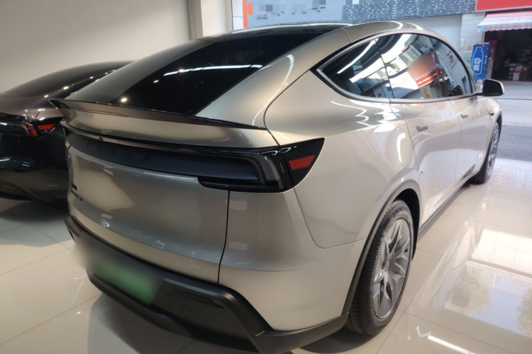 特斯拉 Model Y L 2025款 长续航全轮驱动版车身外观7