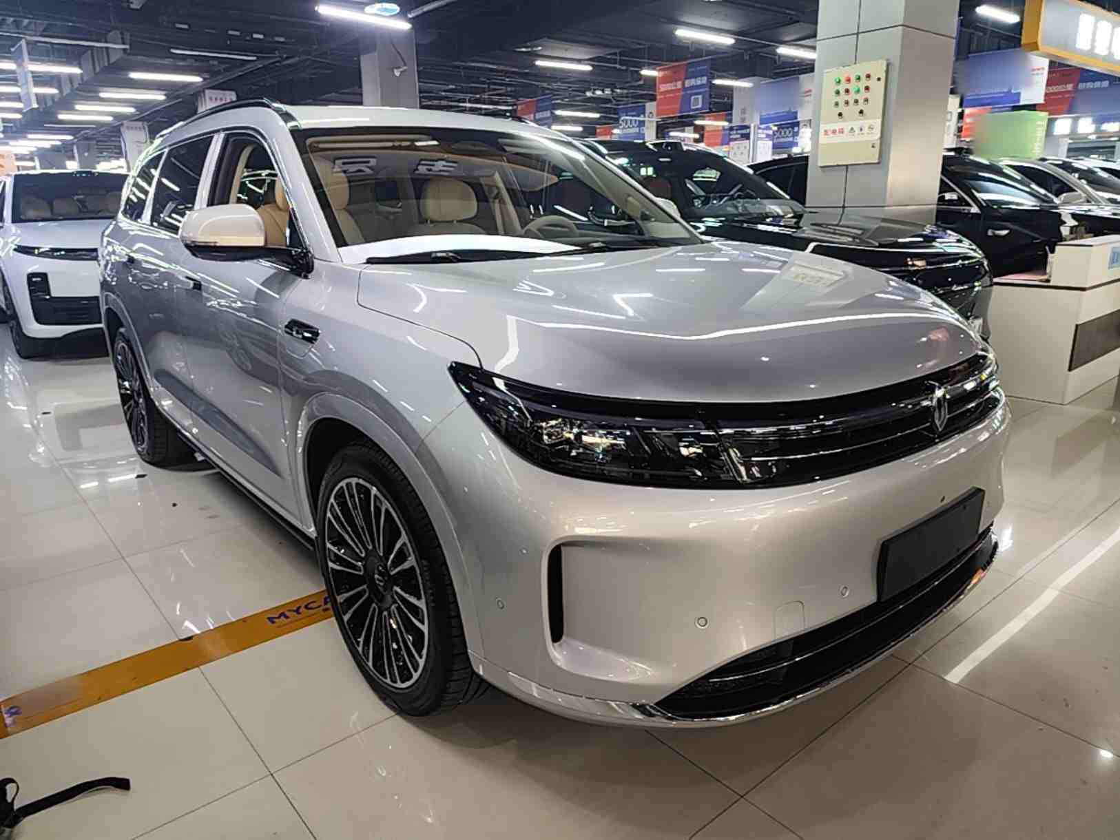 车辆右前45度视角，展示魁梧车头与犀利灯组