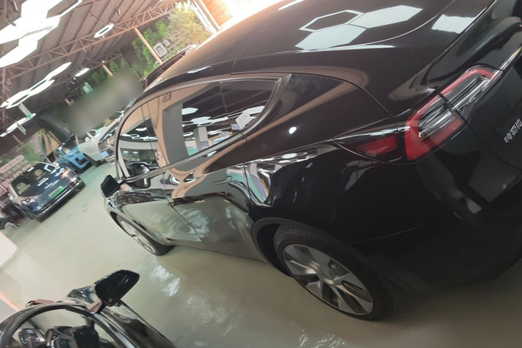 特斯拉 Model Y 2022款 后轮驱动版车身外观4