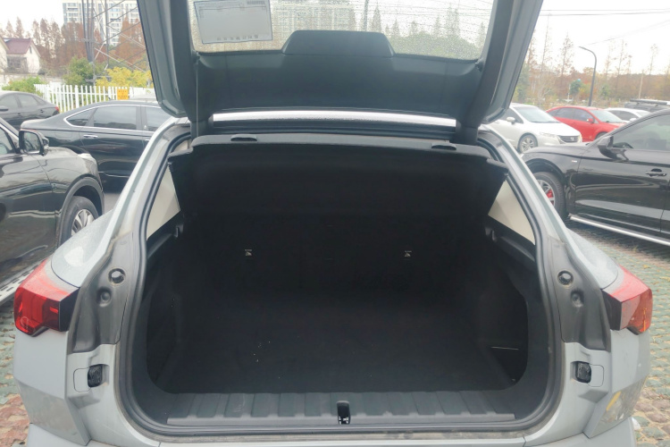 宝马X2(进口) 2024款 sDrive25i M运动套装机舱底盘23