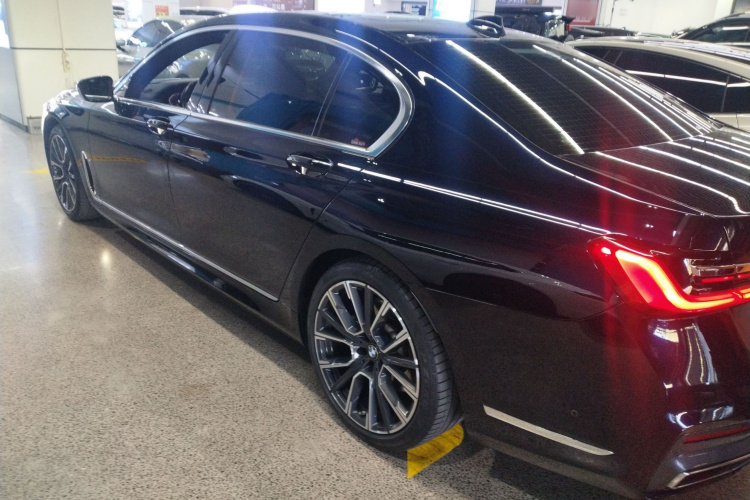 宝马7系 2019款 改款 740Li 领先型 M运动套装车身外观4