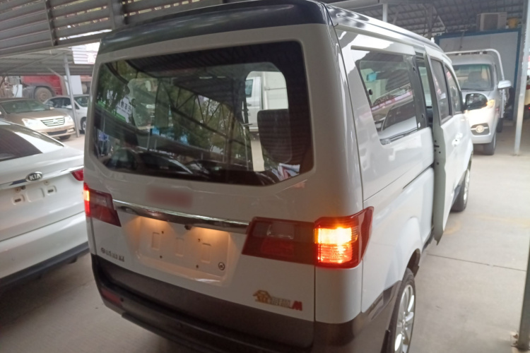 金杯 金海狮M经典 2022款 1.5L 旅行狮客车 6座车身外观6005