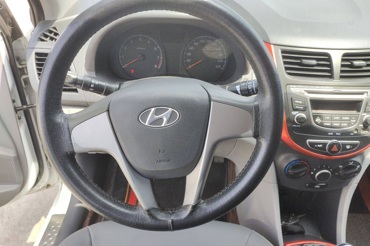 现代 瑞纳 2016款 1.4L 手动智能型GLS局部细节9002