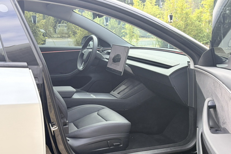 特斯拉 Model 3 2023款 长续航全轮驱动版中控内饰7006