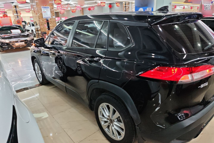 丰田 卡罗拉锐放 2022款 2.0L 精英版车身外观4