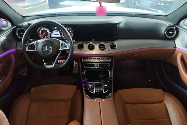 奔驰E级 2017款 E 200 运动型中控内饰12