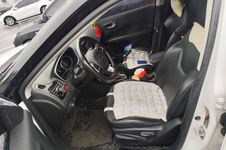 Jeep 指南者 2019款 220T 自动家享炫酷版局部细节19