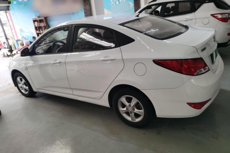 现代 瑞纳 2014款 1.4L 自动智能型GLS车身外观4