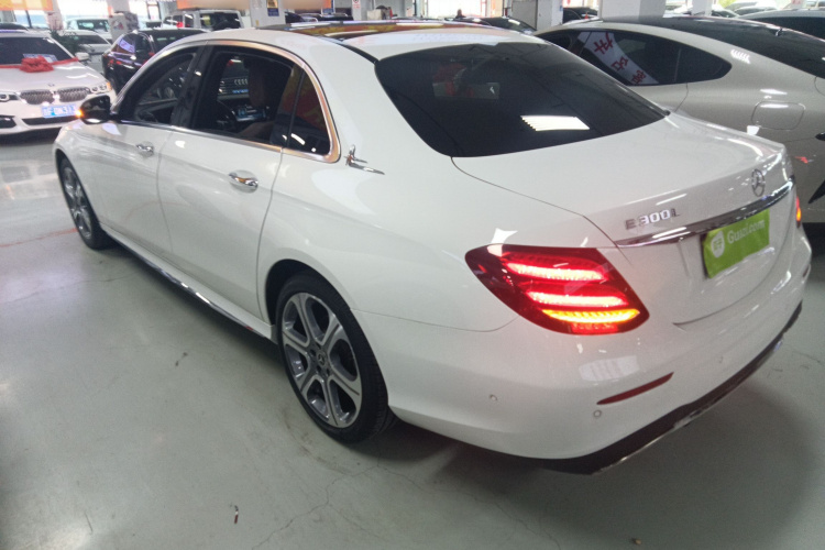 奔驰E级 2016款 E 300 L 运动豪华型车身外观4