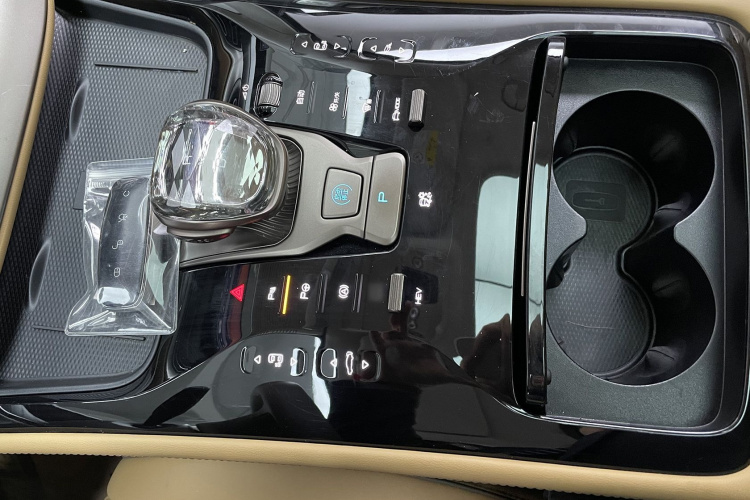 腾势D9 2022款 DM-i 970 四驱旗舰型中控内饰7004