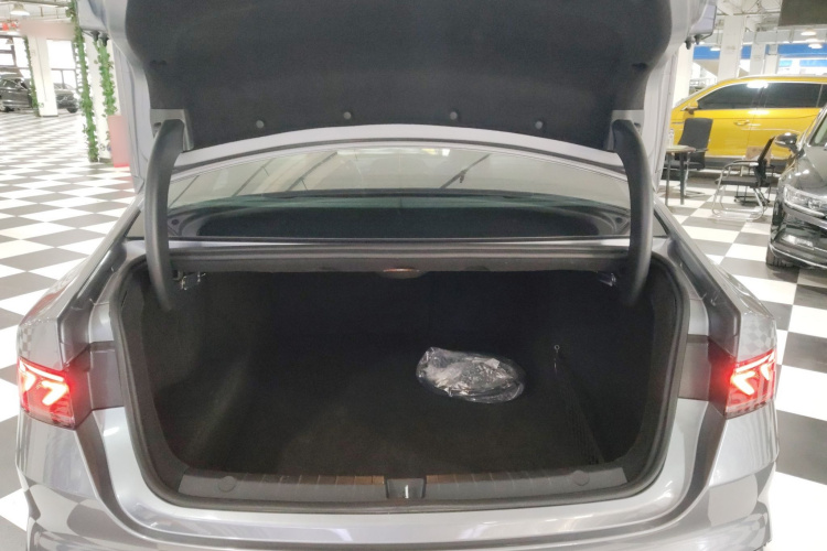 比亚迪 秦PLUS 2023款 冠军版 DM-i 55KM领先型机舱底盘23