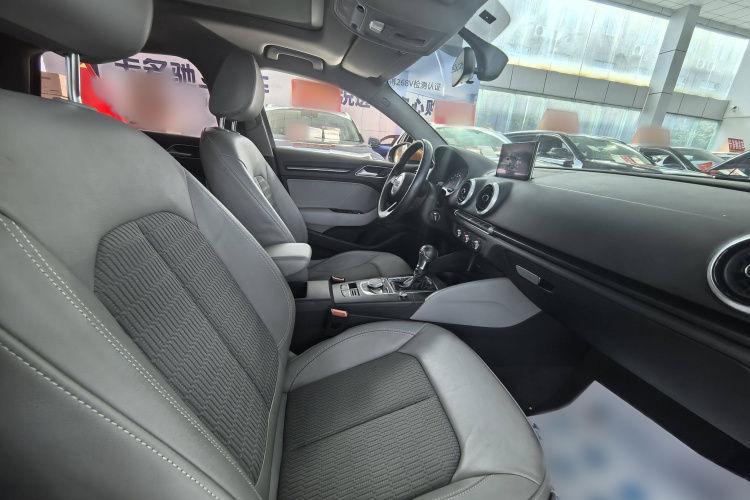 奥迪A3 2018款 30周年年型 Limousine 35 TFSI 时尚型中控内饰7004