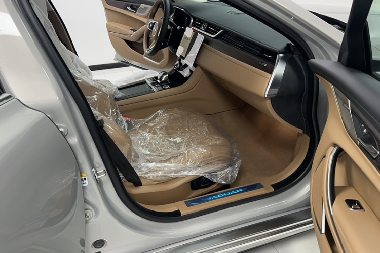 捷豹XFL 2025款 2.0T P250 两驱尊享豪华版中控内饰7004