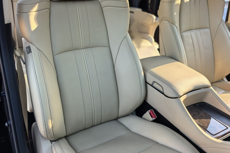 丰田 威尔法 2021款 皇冠 双擎 2.5L HV至尊版局部细节9002