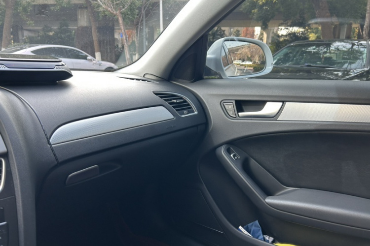 奥迪A4L 2013款 35 TFSI 自动标准型中控内饰7006