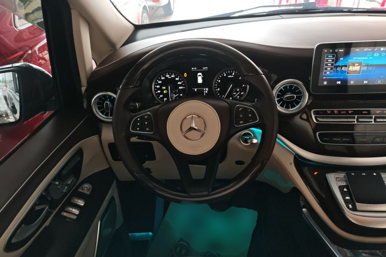 奔驰 威霆 2021款 2.0T 精英版 7座中控内饰13