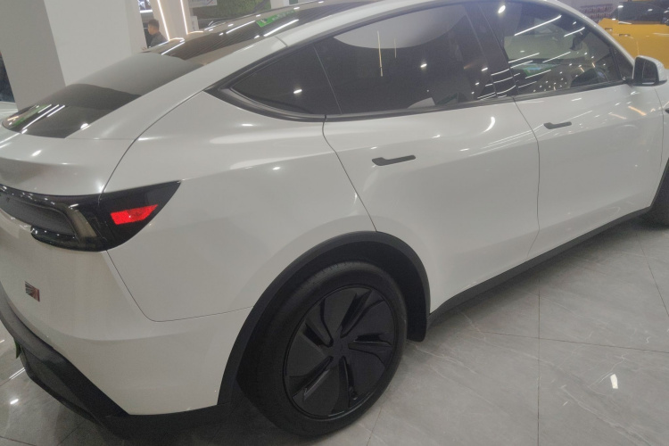 特斯拉 Model Y 2025款 后轮驱动 首发版车身外观7