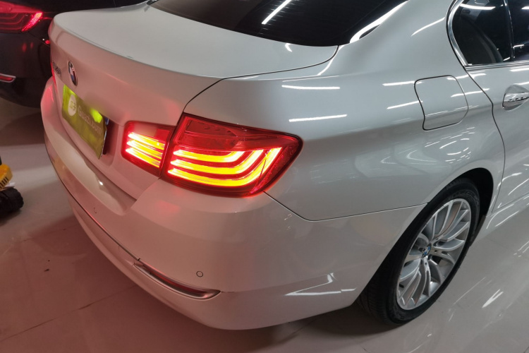 宝马5系 2014款 525Li 豪华设计套装车身外观9