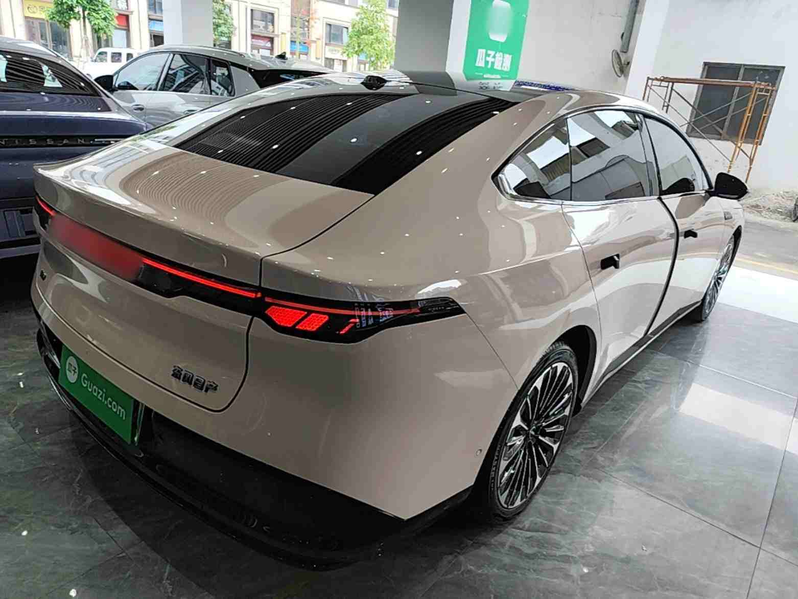 车辆右后45度外观展示