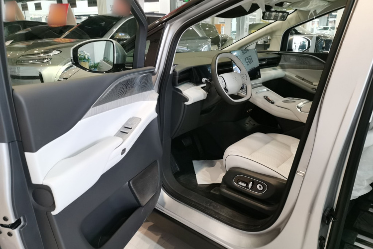 小鹏X9 2026款 增程版 1602 Ultra中控内饰7003