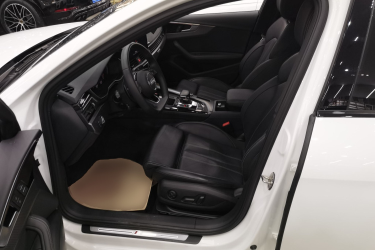奥迪A4L 2023款 40 TFSI quattro 豪华动感型中控内饰19