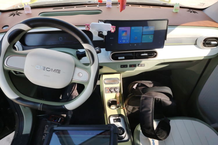 吉利银河 2025款 210km 熊猫骑士中控内饰12