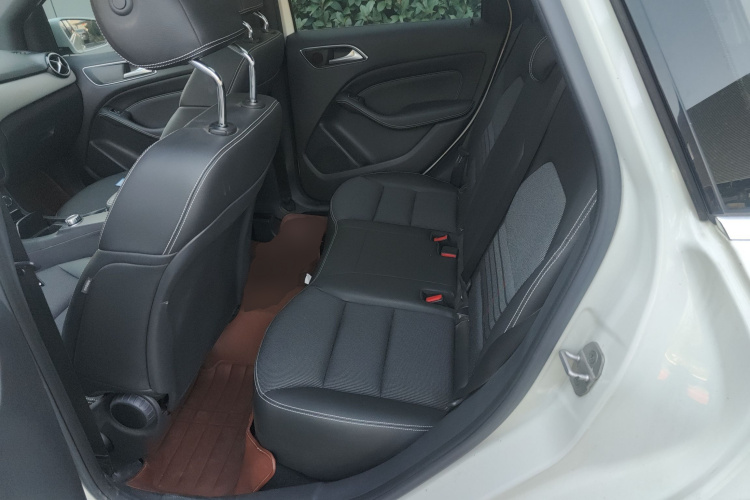 奔驰B级 2015款 B 200 动感型中控内饰21