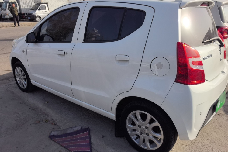 铃木 奥拓 2013款 1.0L 自动豪华型车身外观4