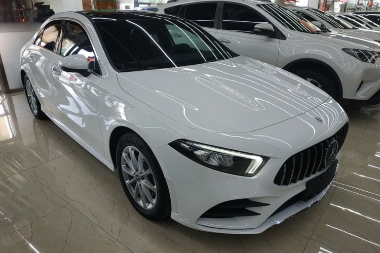 奔驰A级 2022款 改款 A 200 L 运动轿车时尚型车身外观3