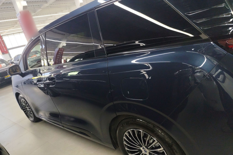 腾势D9 2022款 DM-i 970 四驱旗舰型车身外观4