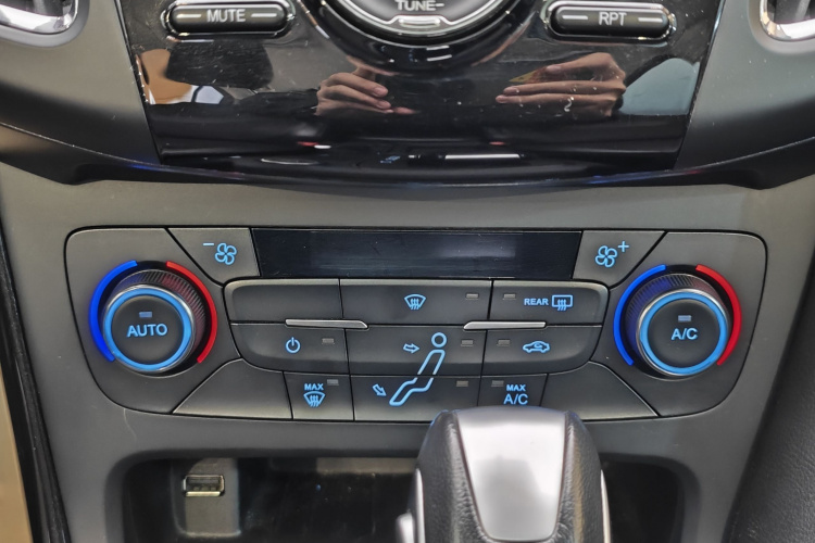 福特 福克斯 2017款 三厢 1.6L 自动风尚型智行版中控内饰7009