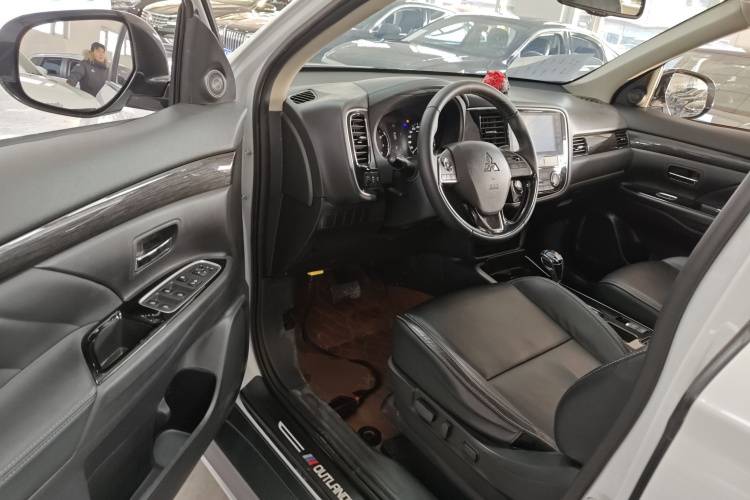 三菱 欧蓝德 2020款 2.0L 两驱畅享版 5座中控内饰20