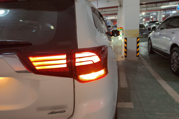 三菱 欧蓝德 2020款 2.4L 四驱致享版 7座车身外观6006