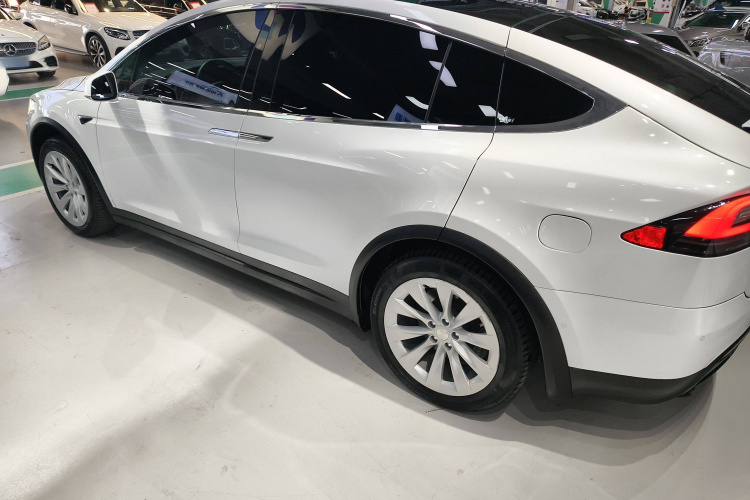 特斯拉 Model X 2019款 长续航版车身外观4