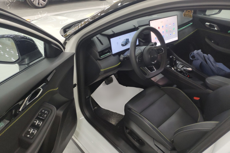 领克03 2025款 2.0TD DCT冠军版Pro中控内饰7003